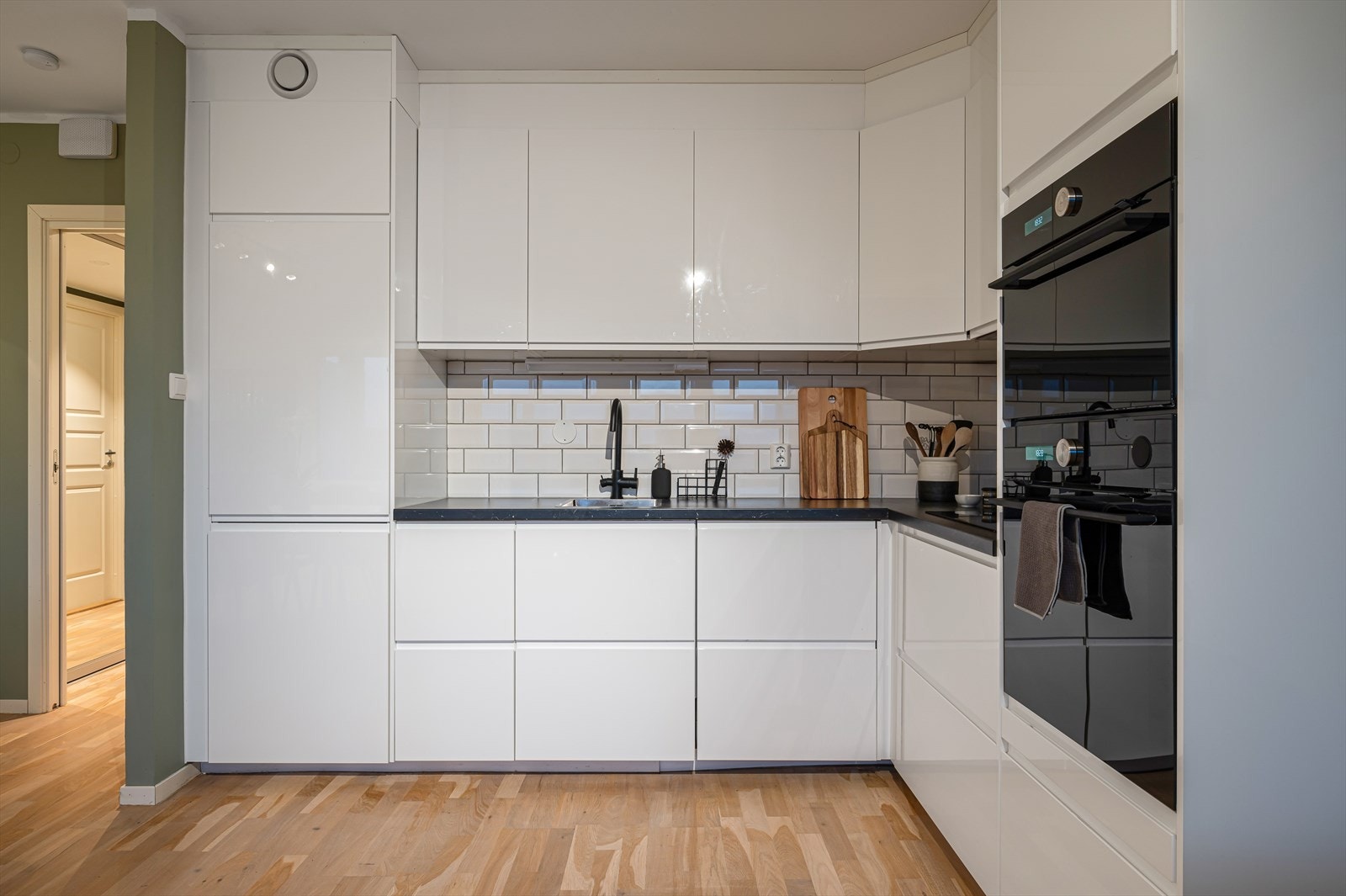 Flott IKEA kjøkken fra 2018 hvor alle hvitevarer er integrert. Galleribilde