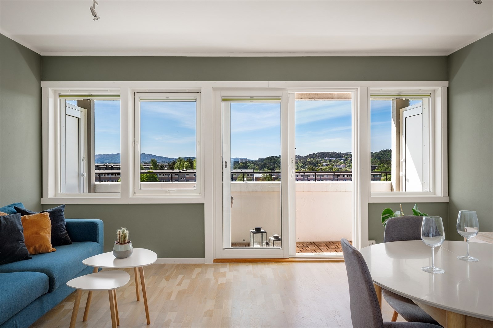 Vinduene sørger for rikelig med naturlig lys. Galleribilde