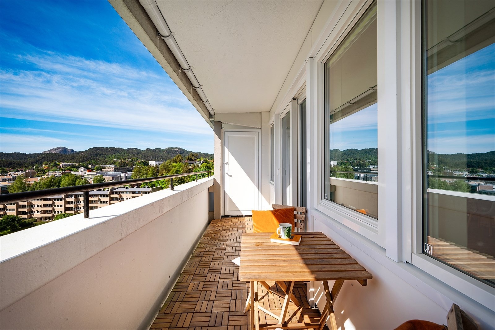 Solen kommer på altanen ca 14:00 og går vekk ca kl 22:30 midtsommers! Galleribilde