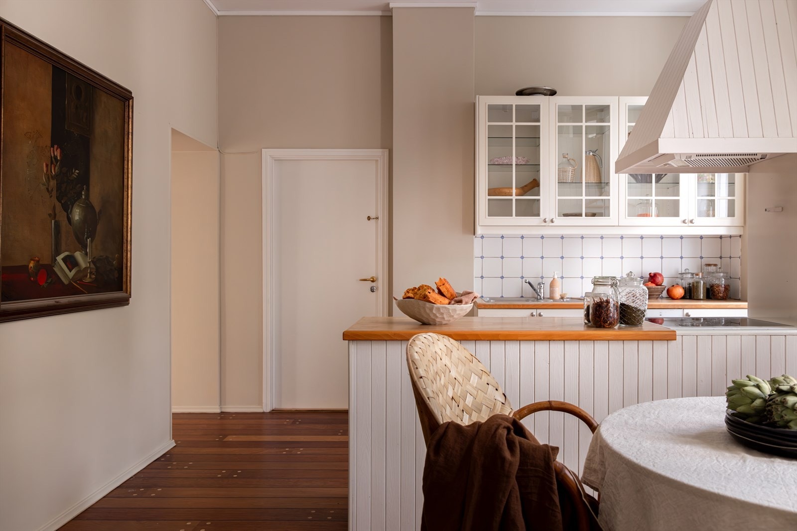 Svært godt vedlikeholdt gård med nyere bergvarmeanlegg, drenering og nylig oppusset fasade. Galleribilde