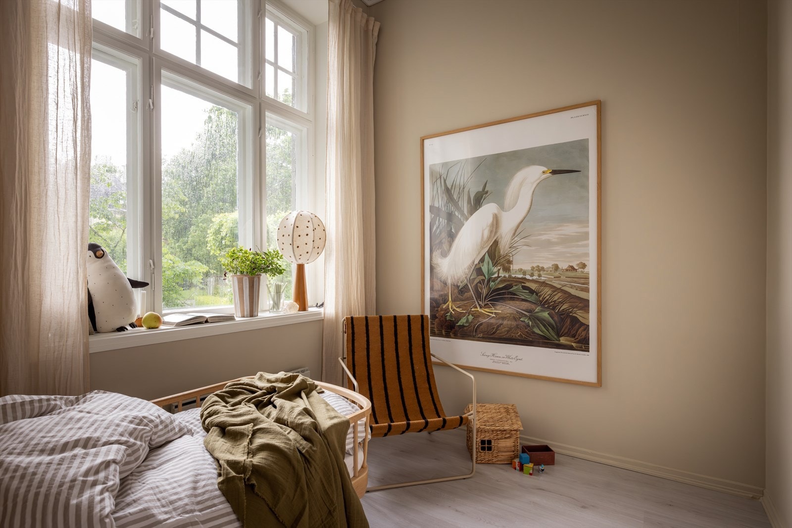 Leiligheten er malt i lune, delikate farger som skaper en behagelig atmosfære. Galleribilde