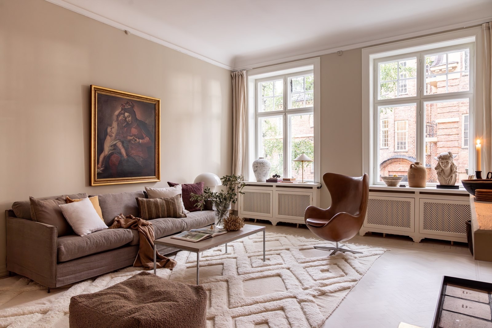 En meget lys og pen 4-roms leilighet med svært ettertraktet beliggenhet i nydelig klassisk bygård på Skarpsno/Frogner. Galleribilde