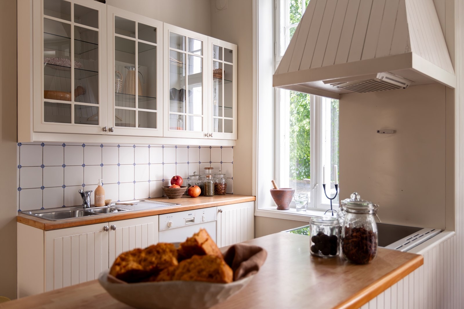 Kjøkkeninnredning med rikelige oppbevaringsmuligheter. Galleribilde