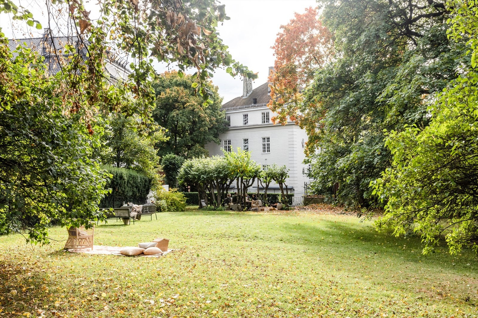 Med leiligheten følger en ideell andel til et herlig parkanlegg bak bygningen. Et perfekt oppholdssted for lek og moro for barna, samt hyggelige stunder med venner og familie. Kun noen trappetrinn ned fra leiligheten. Galleribilde