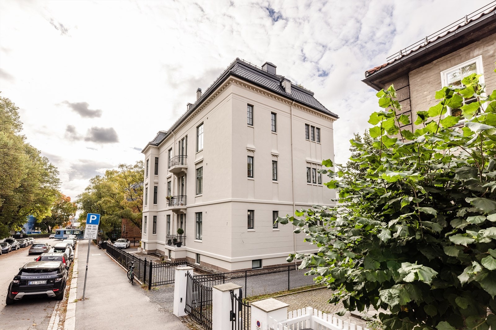 En nydelig klassisk bygård. Fasaden nettopp rehabilitert. I tillegg er det nylig installert bergvarmeanlegg, samt lagt ny drenering rundt bygget. Med leiligheten følger det med biloppstillingsplass med opplegg for lader til el-bil Galleribilde