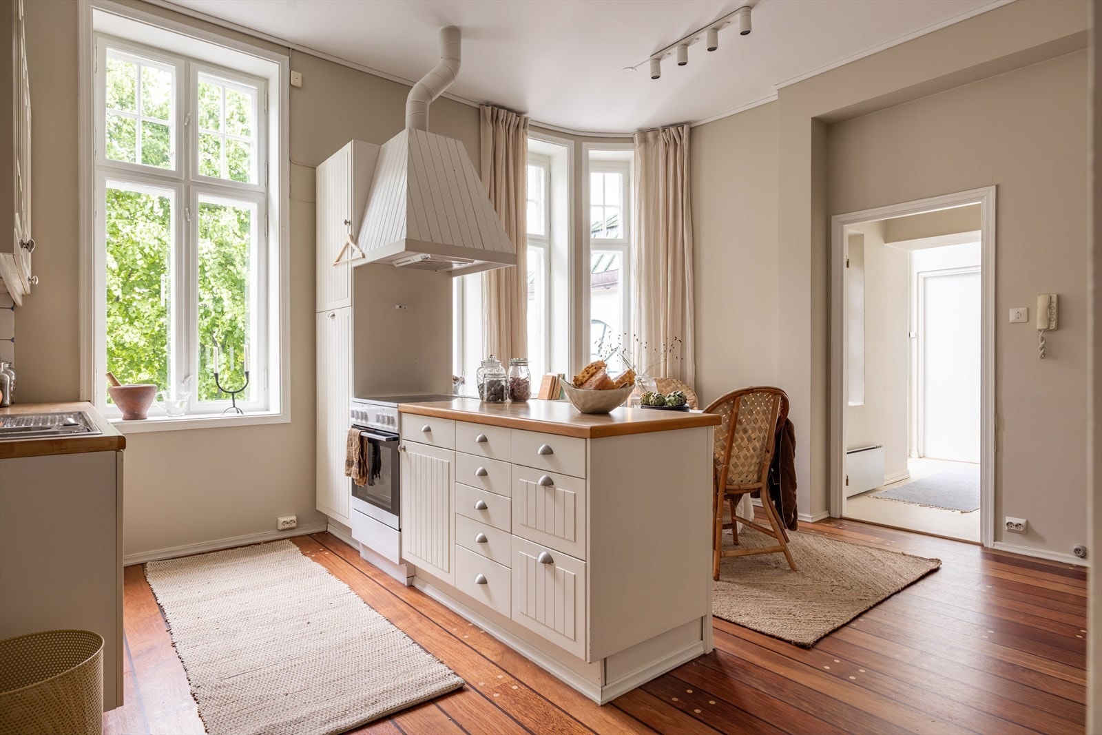 Separat kjøkken med plass til spisebord. Galleribilde