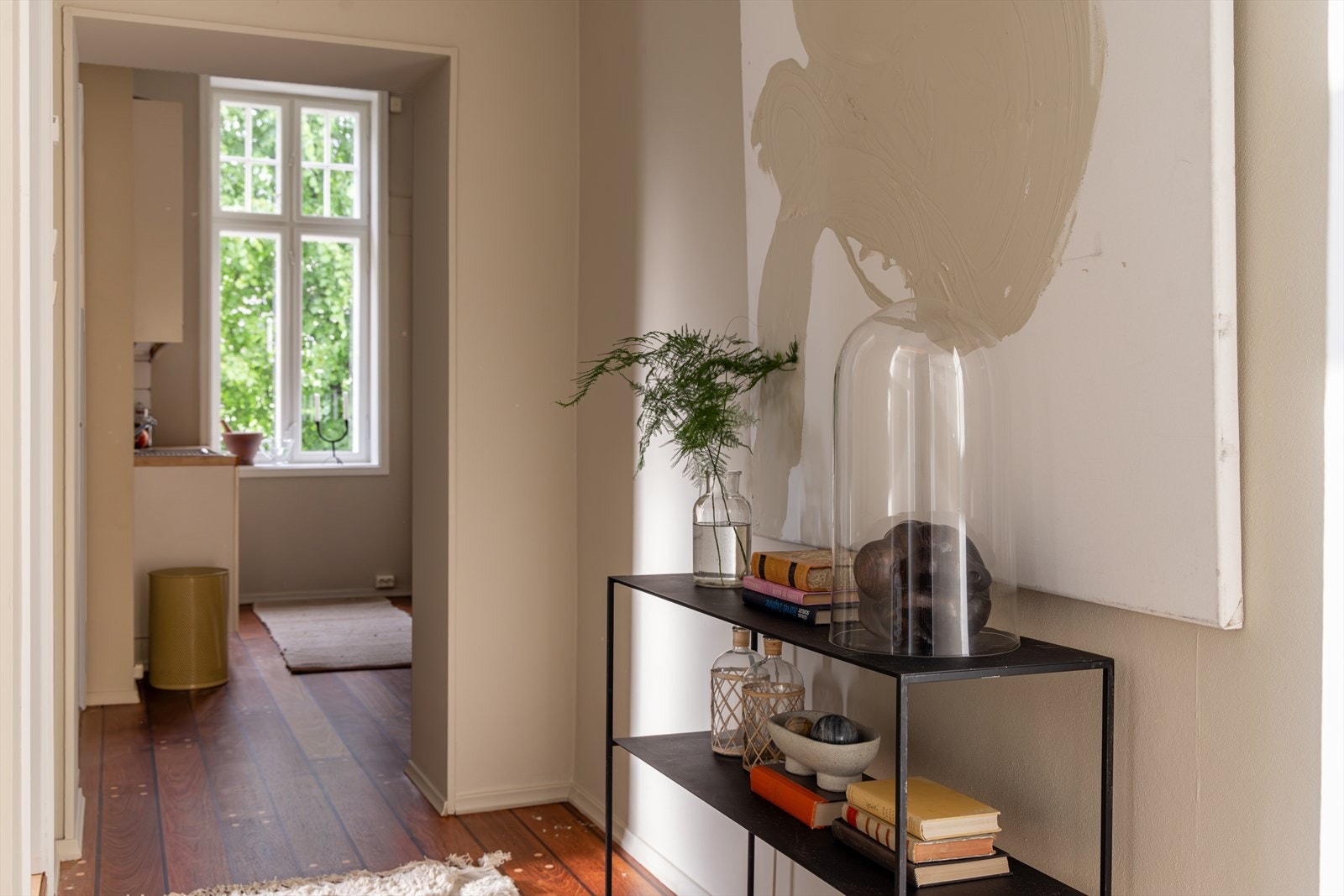 Leiligheten ligger skjermet til med lys fra tre sider. Galleribilde