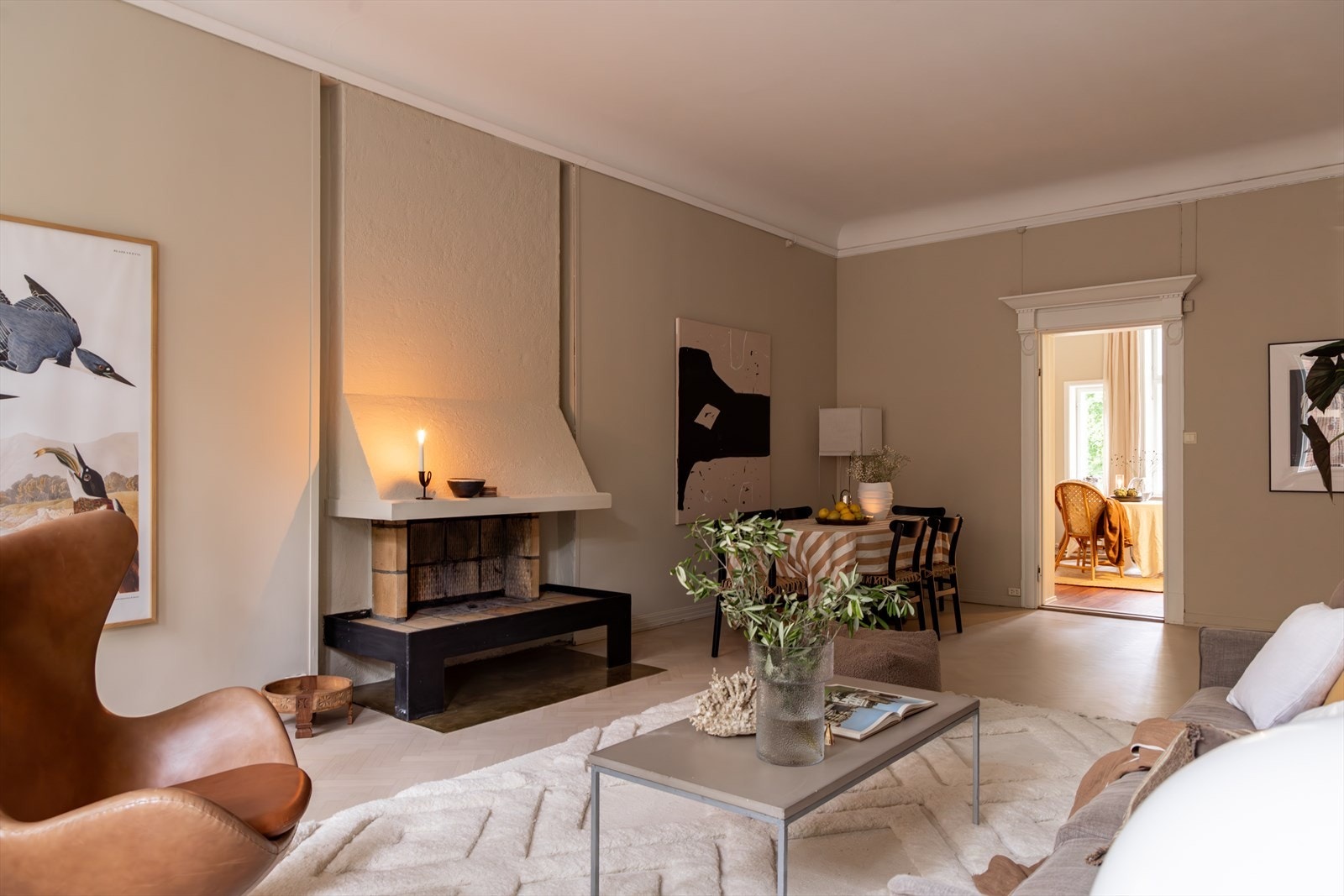 Det er innredet med en stor peis som er god å ha på kaldere dager. Galleribilde