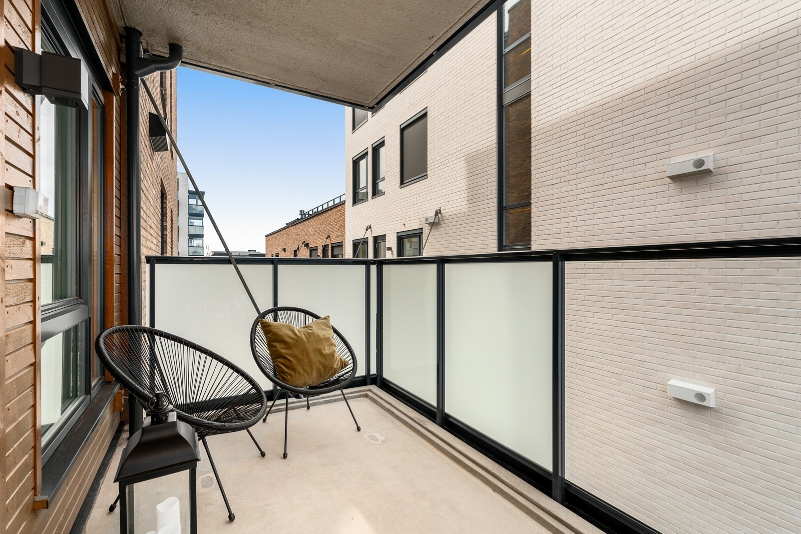 Overbygd balkong på ca. 8 kvm. og kun en liten gåtur fra sentrum. Galleribilde