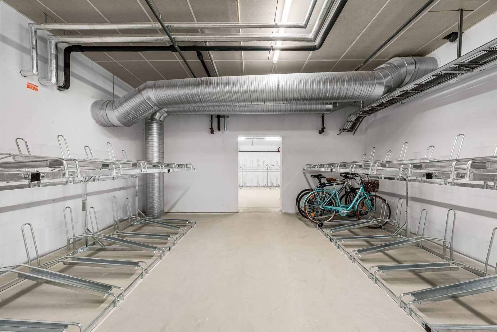 Sykkelbod i kjeller og i tillegg er det eget "sykkelverksted". Galleribilde