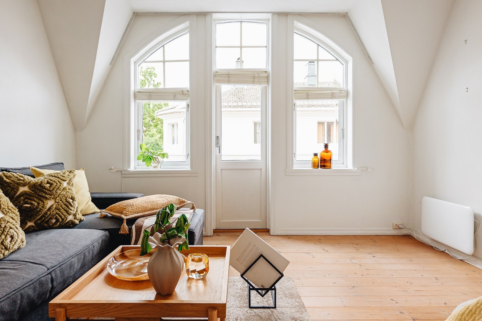 Boligen har ikke vært på markedet siden starten av 90 tallet, og er beliggende i en vakker, ærverdig bygård på høyden. Galleribilde