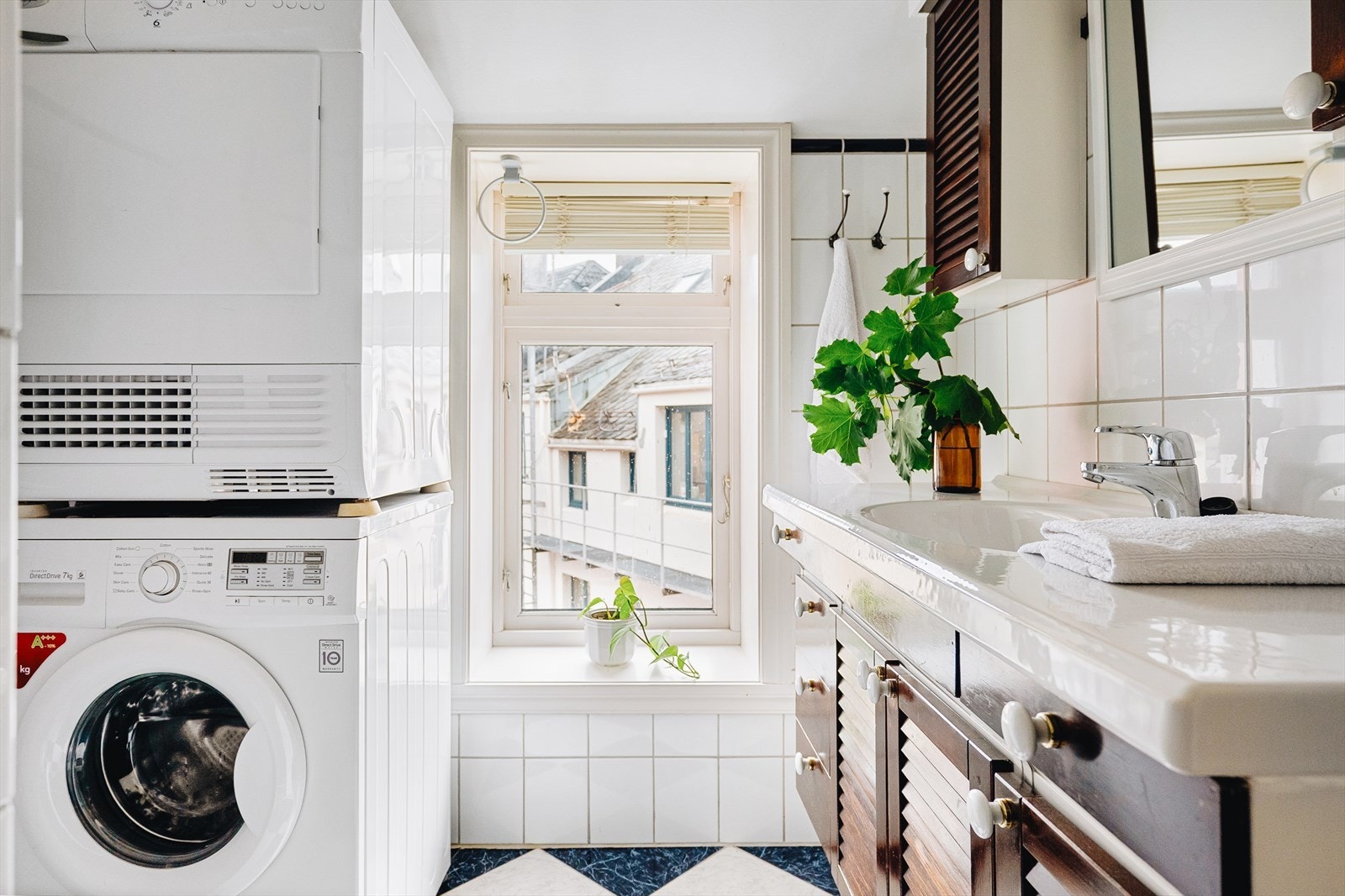 Badet inneholder helstøpt servant med skap under, dusjgarnityr, opplegg for vaskemaskin og tørketrommel. Disse medfølger i handelen. Galleribilde