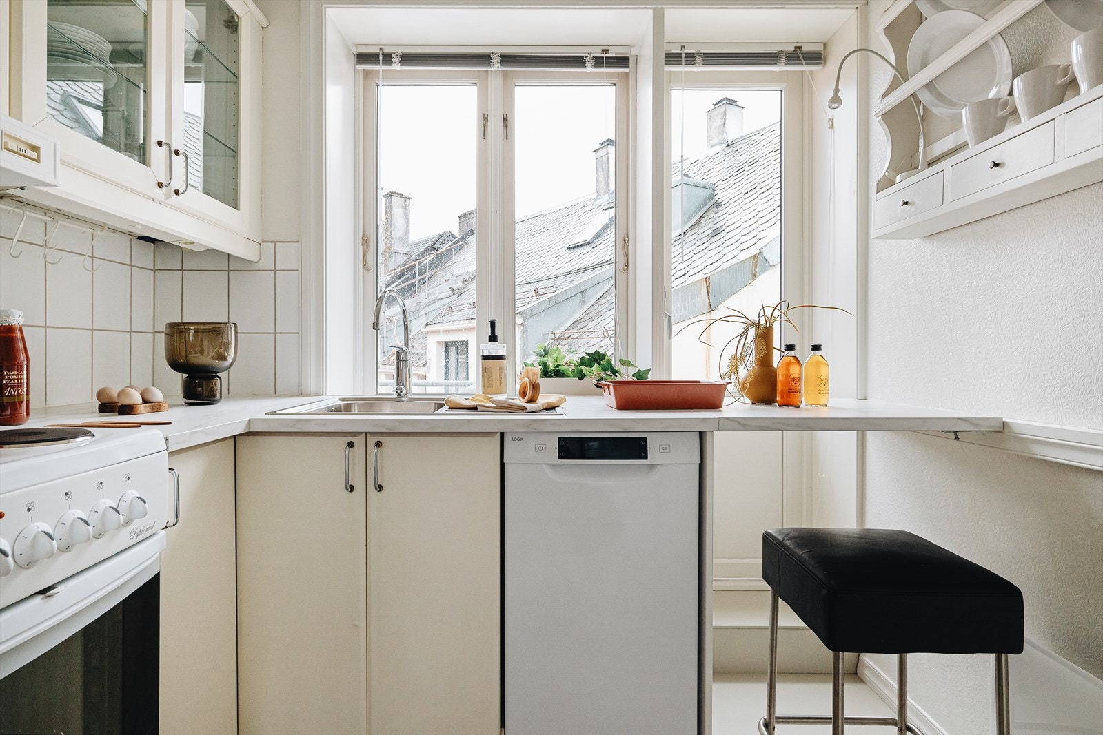 Fra kjøkkenet er det utgang til en felles rømningsbalkong på 4m². Galleribilde