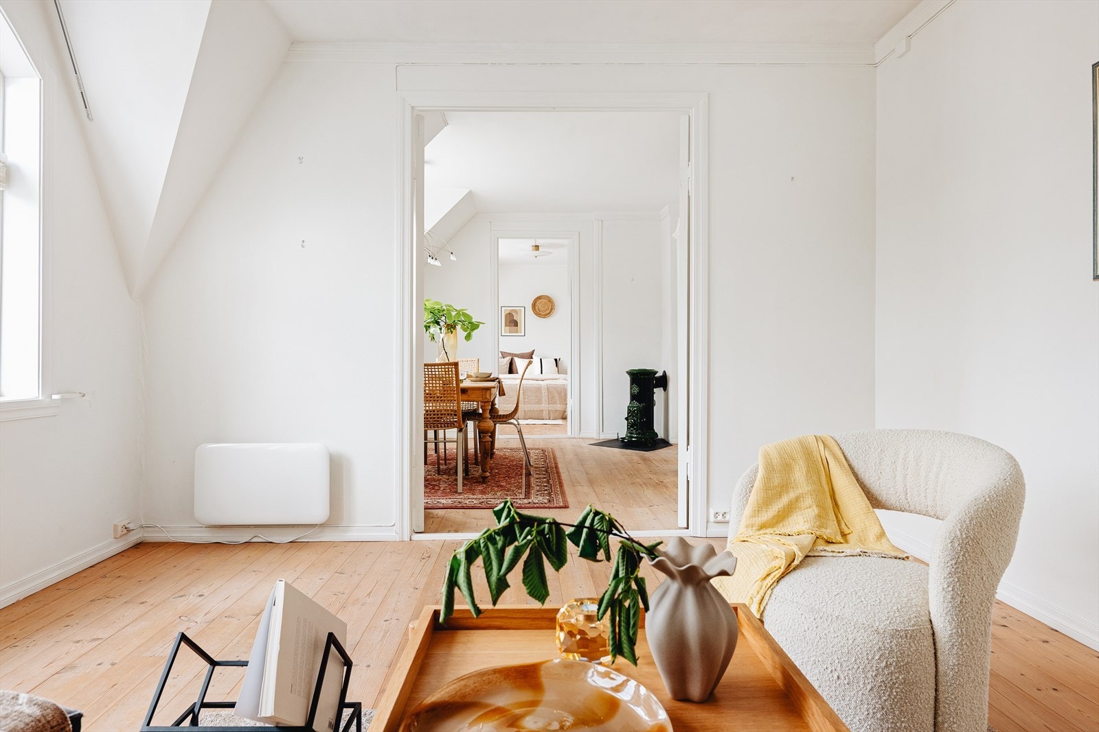 Leiligheten har luftig og praktisk planløsning med gjennomgående store vindusflater som skaper en god atmosfære. Galleribilde