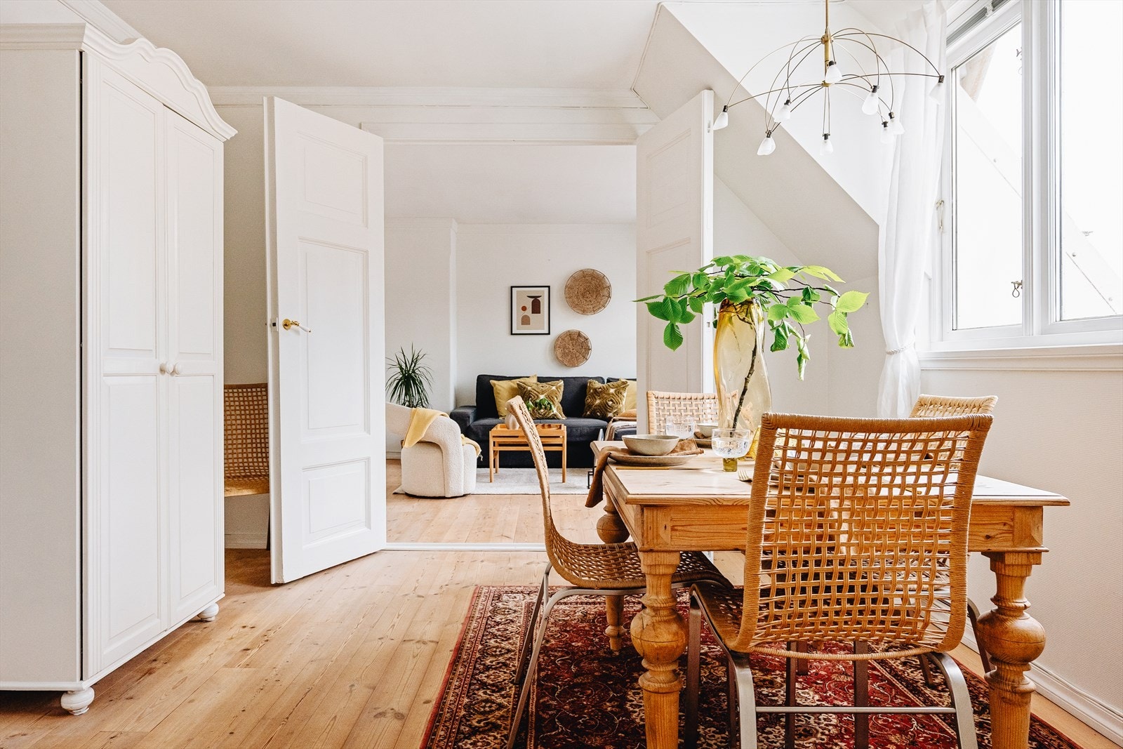 Leiligheten ha to stuer, den andre stuen er innredet som en spisestue. Galleribilde