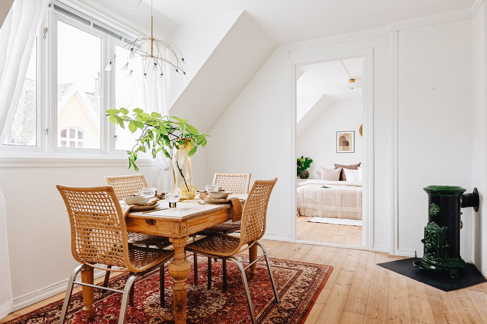 Det er god plass til å innrede med spisebord for hyggelige sammenkomster med venner og familie. Galleribilde