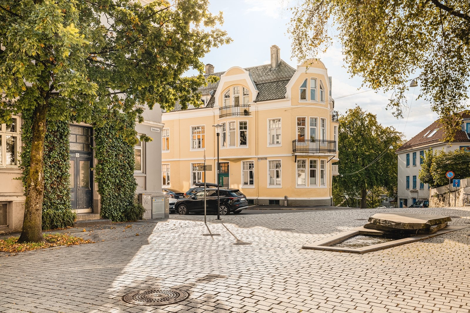 W Eiendomsmegling Bergen ved Christina Erstad og Benjamin Bødtker har gleden av å presentere denne nydelige leiligheten i Ivar Aasens gate 1. Galleribilde