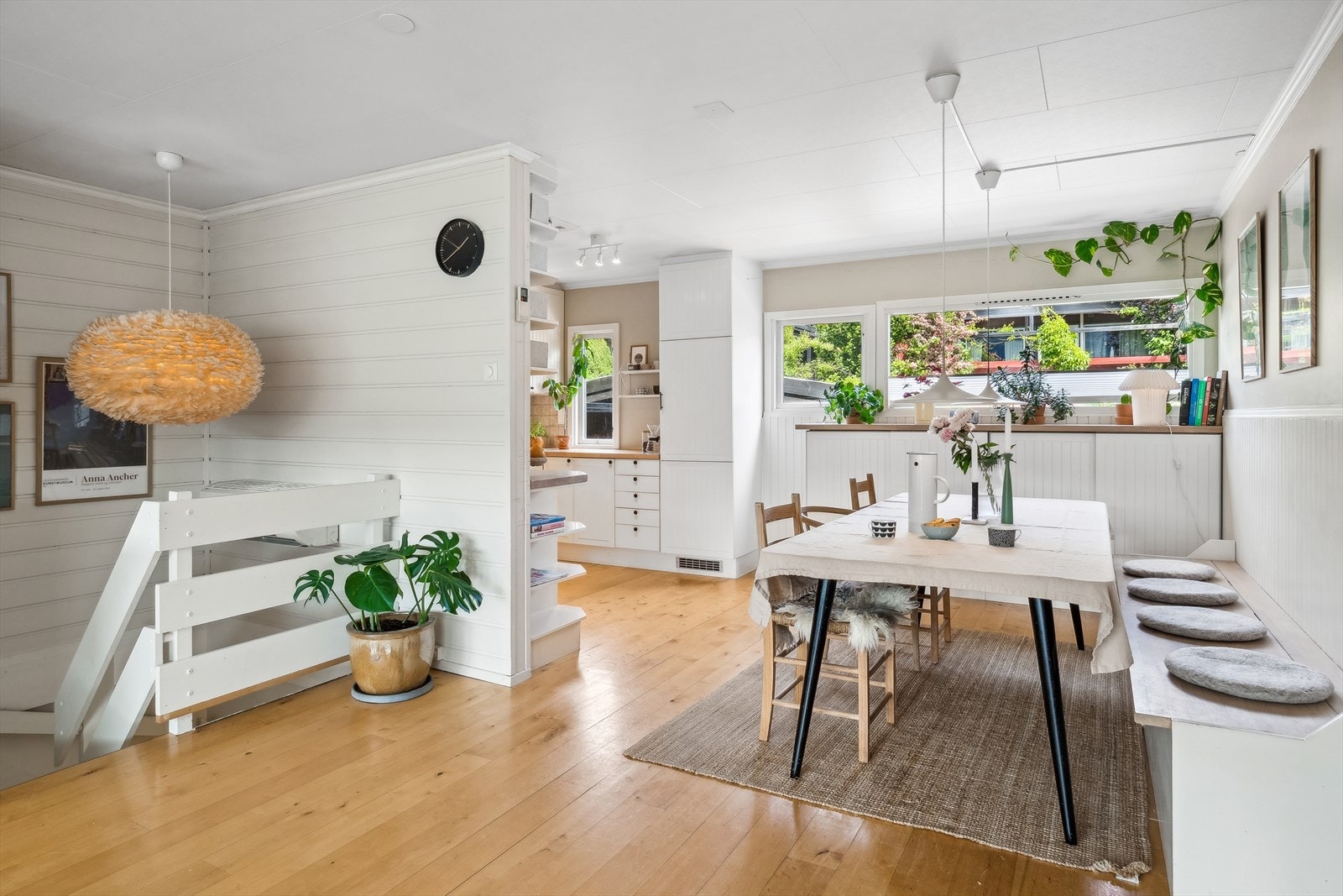 Kjøkken ligger i delvis åpen løsning til stue Galleribilde