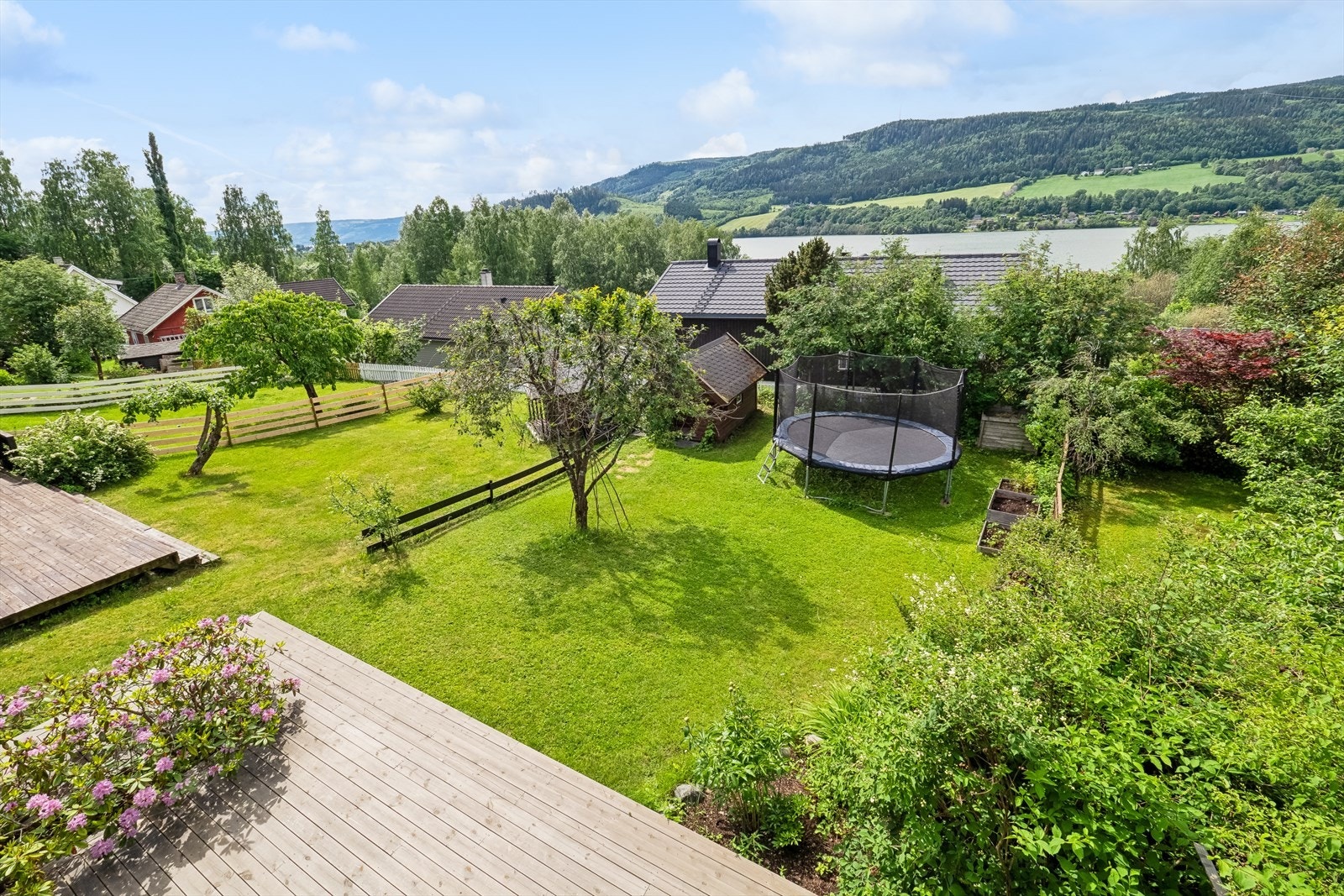 Fra verandaen er det flott utsikt over Lågen og omkringliggende områder. Galleribilde