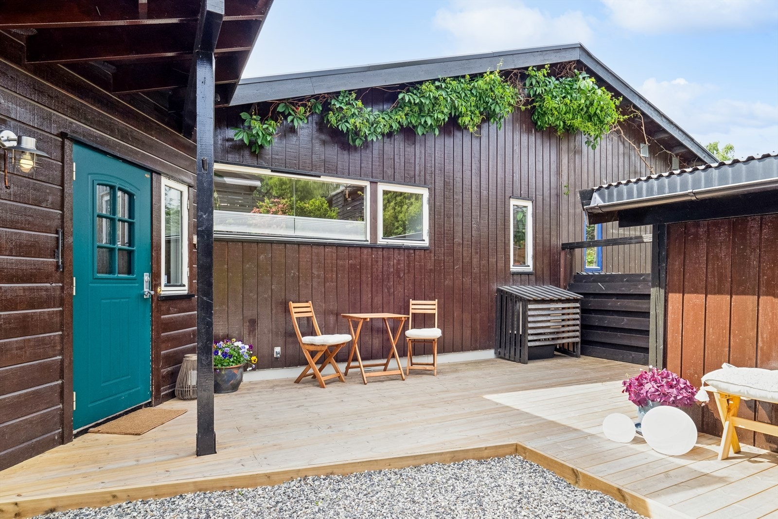 Hyggelig inngangsparti med terrasse hvor du kan nyte morgensolen. Galleribilde