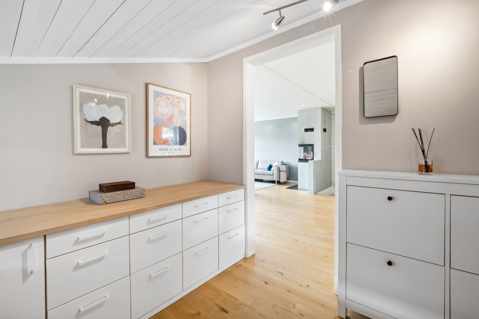 I gangen er det god plass for oppbevaring av tøy. Galleribilde