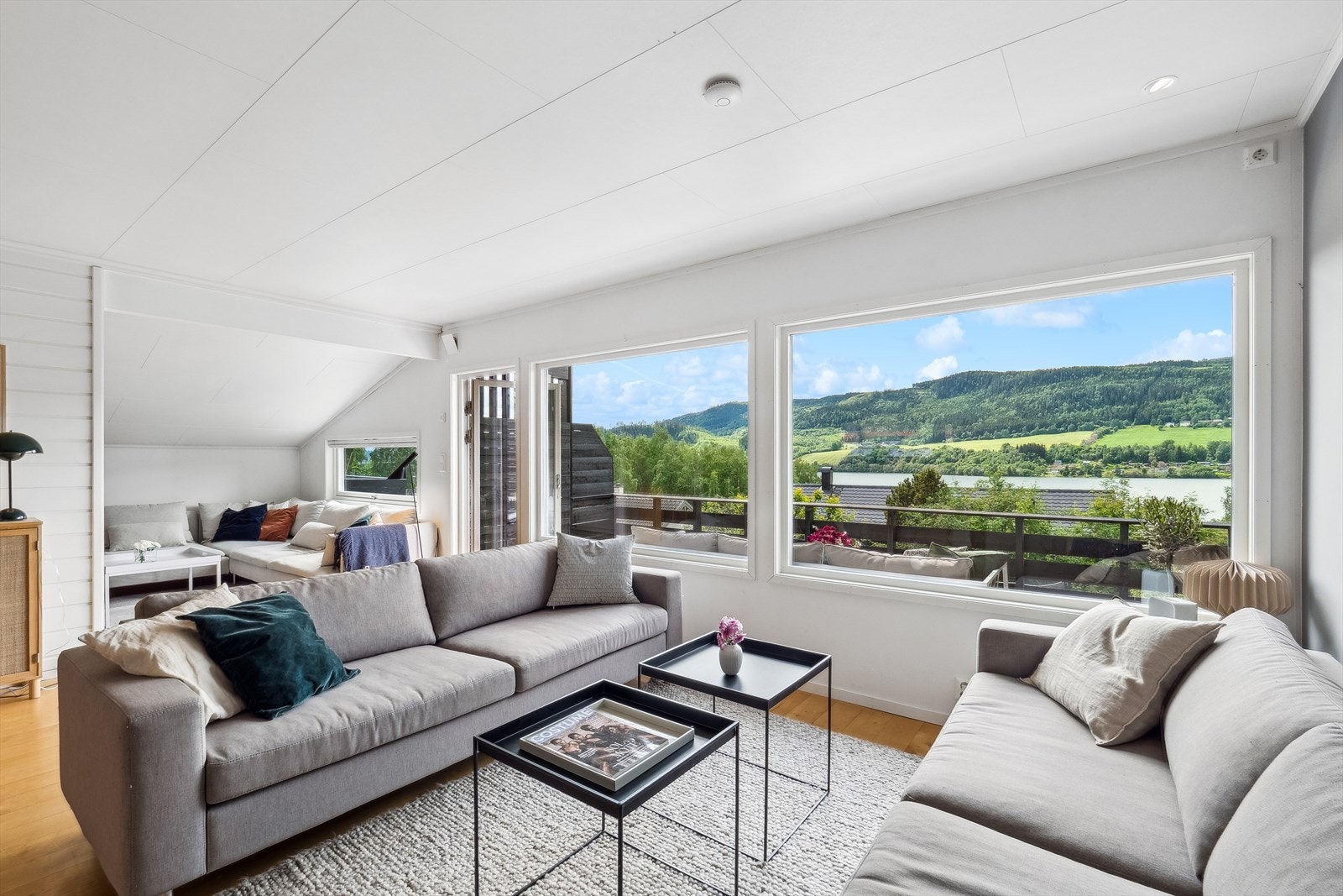 Stuen har plass til flere sittegrupper. Galleribilde