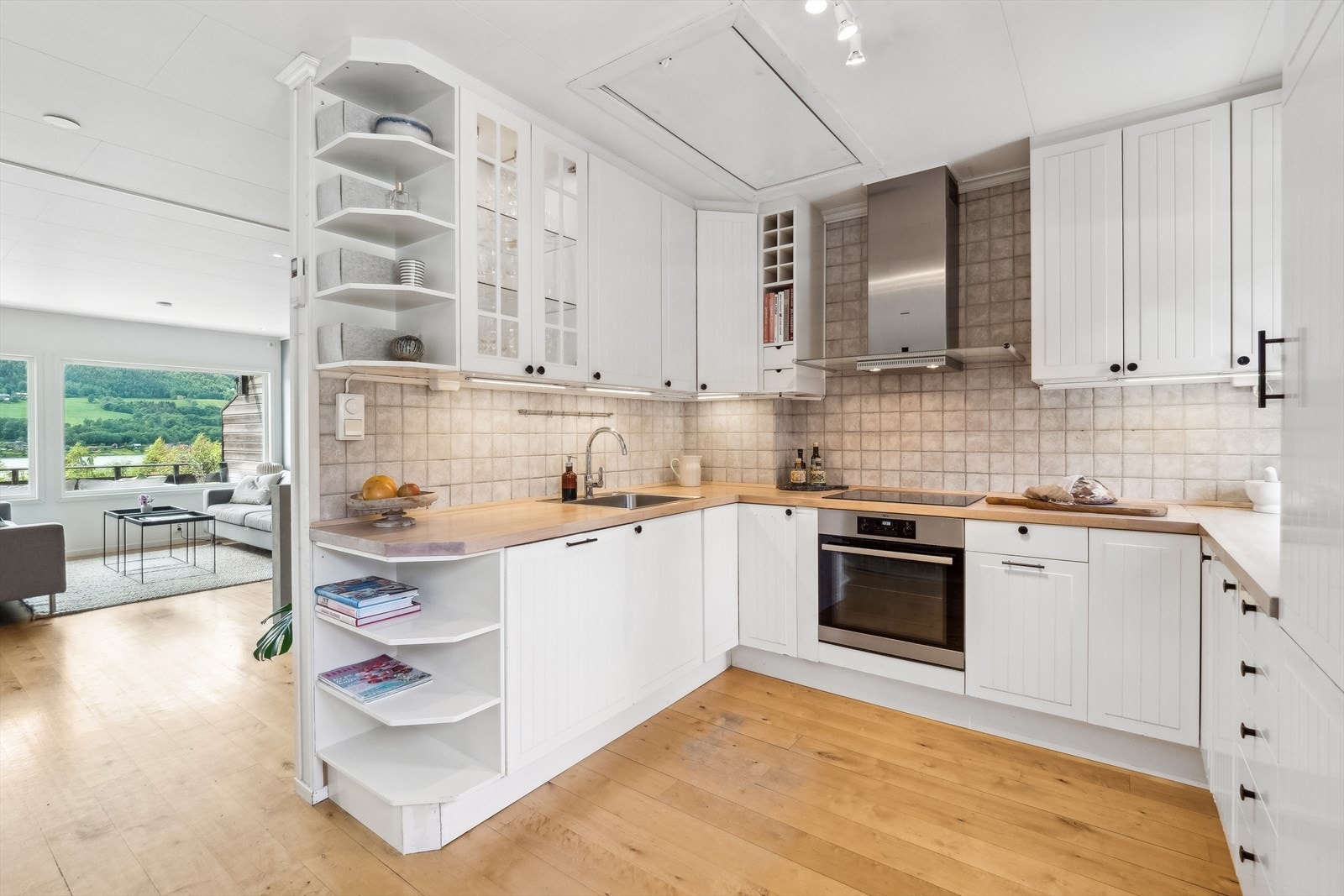 Kjøkken har integrerte hvitevarer som medfølger handelen. Galleribilde