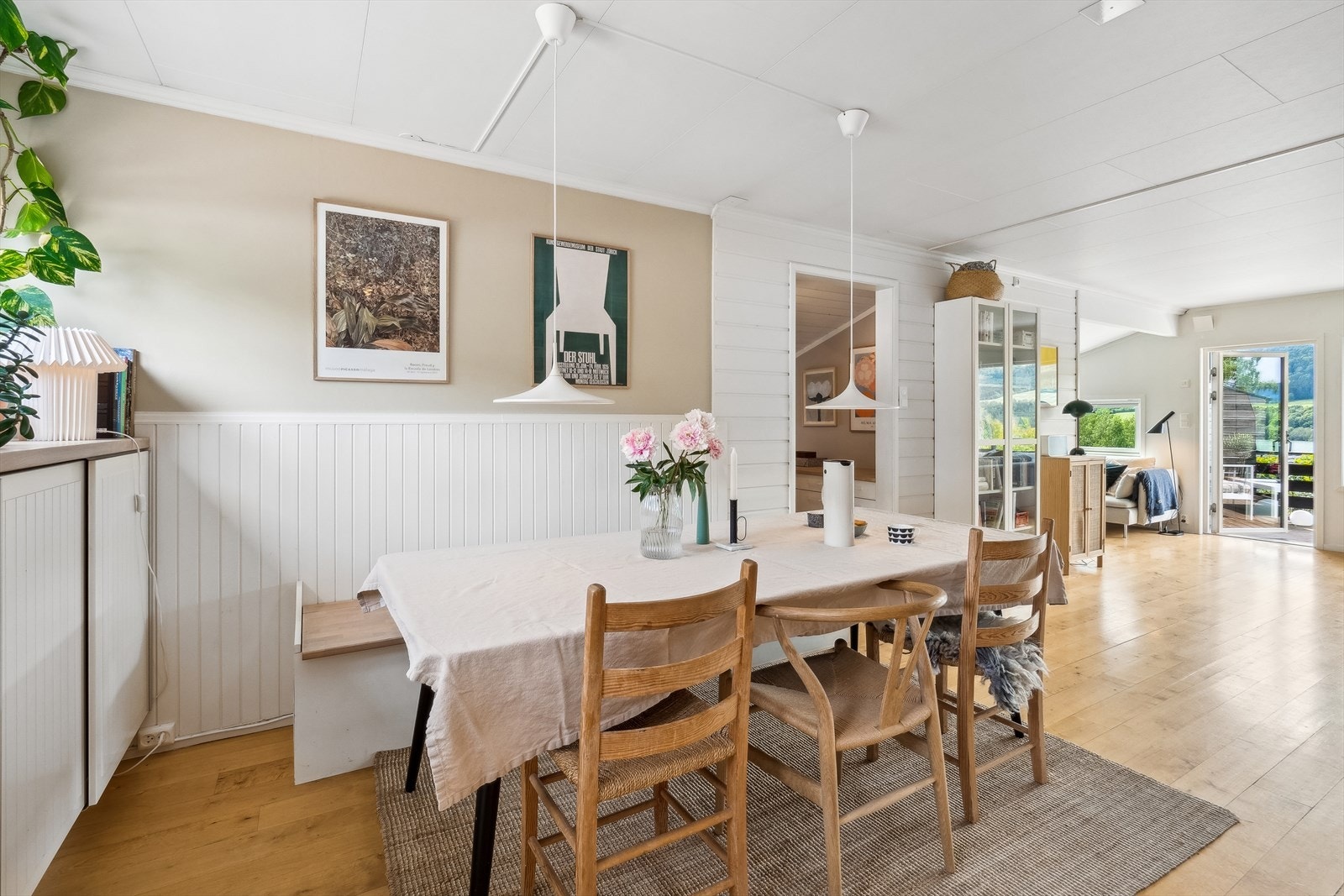 Fin plass til stort spisebord i tilknytning til kjøkken. Galleribilde