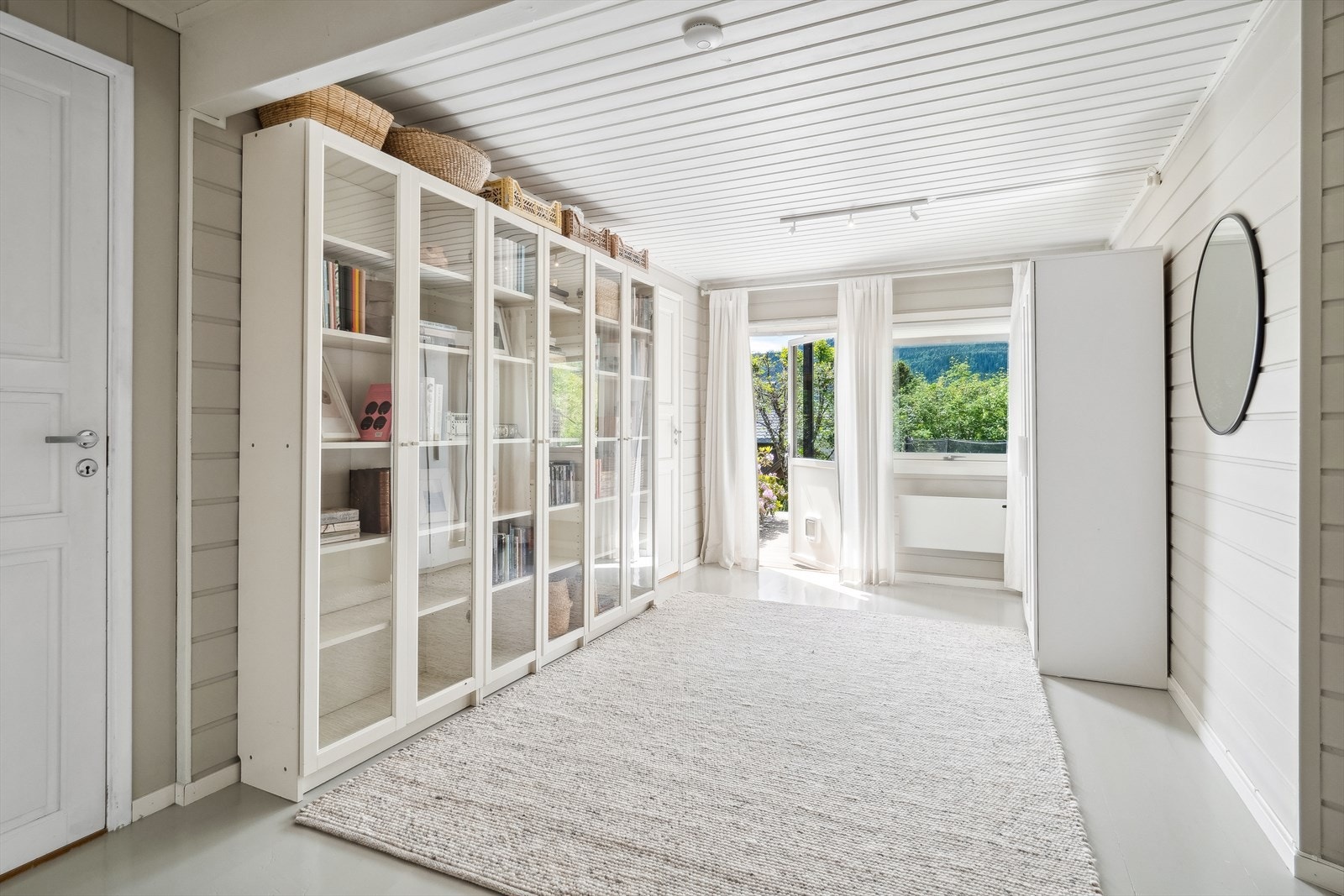 Allrom i boligens underetasje med utgang til terrasse og hage. Galleribilde