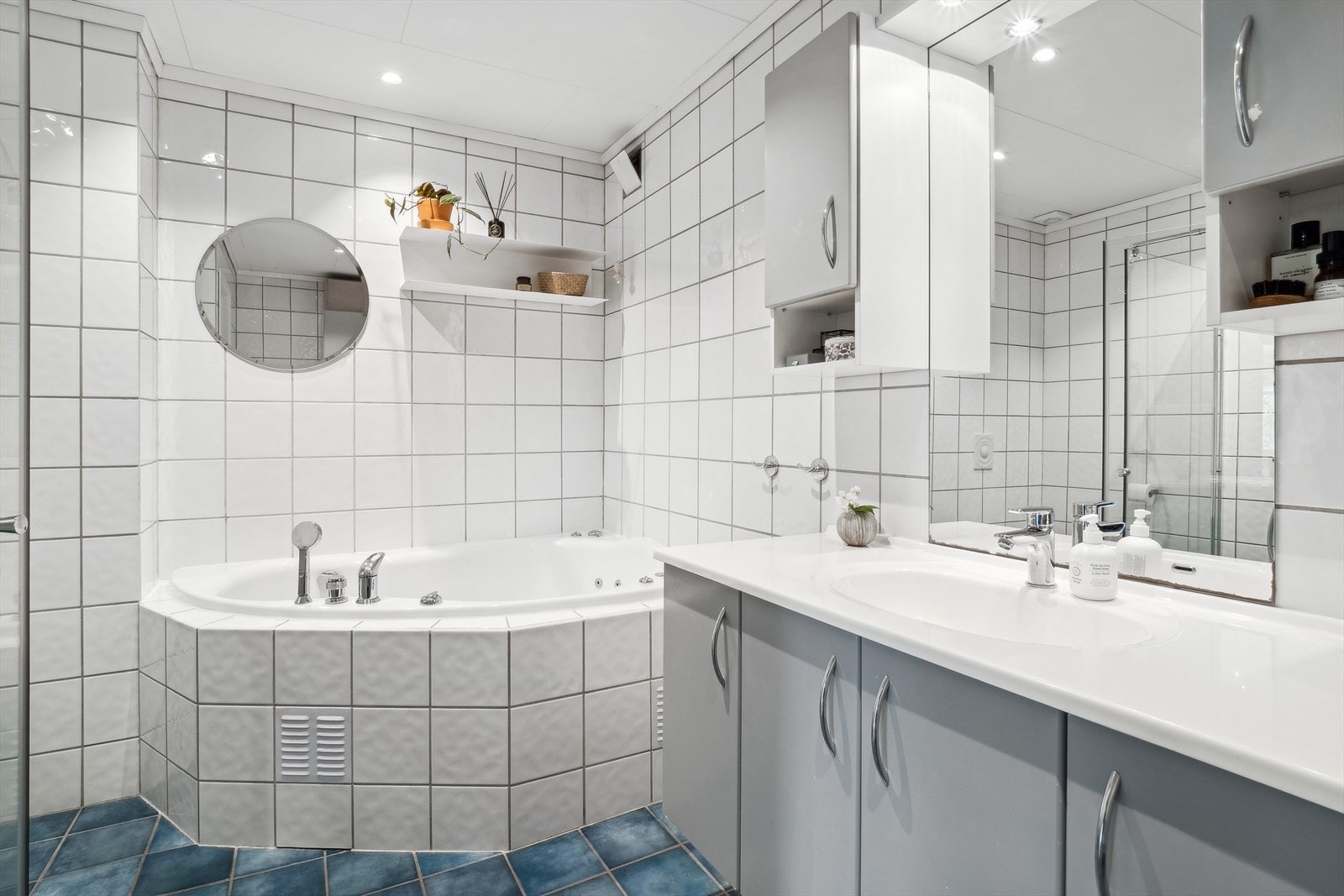 Bad med badekar og dusjhjørne. Galleribilde