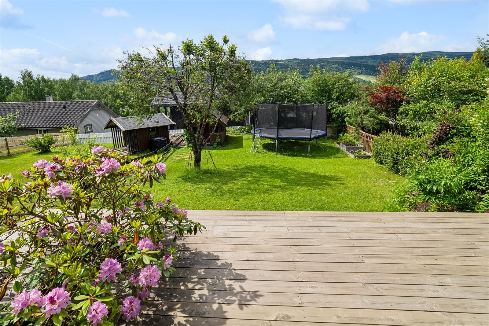 I nedre del av hagen er det plassert et lekehus. Galleribilde