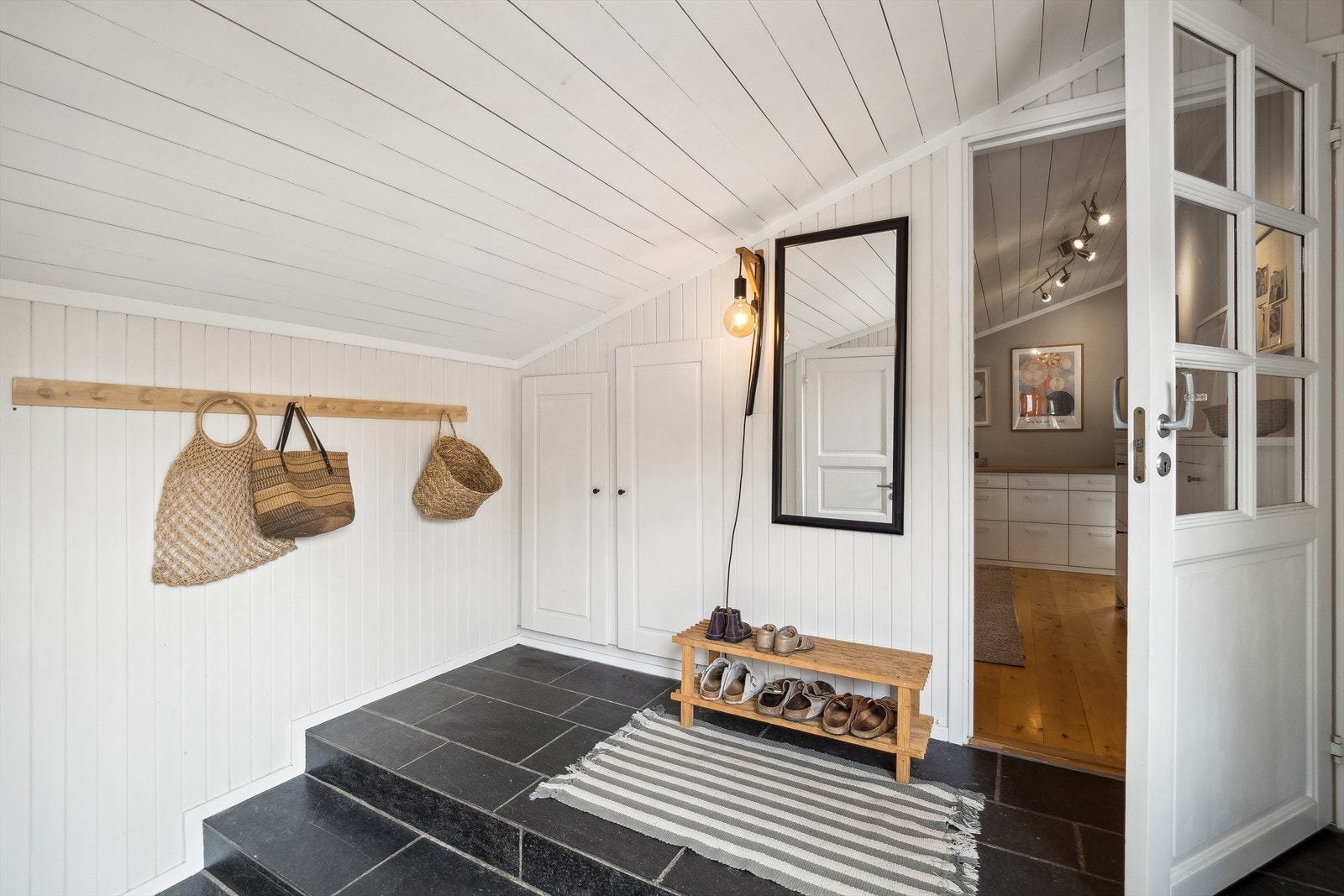 Entrè i 1.etg med flislagt gulv. Galleribilde