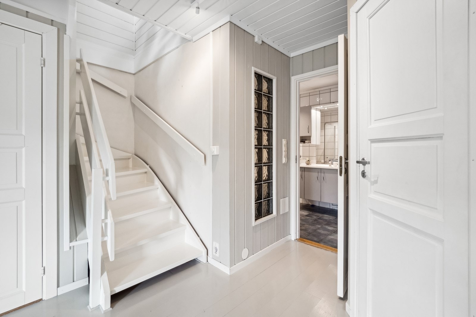 Gang i boligens underetasje. Galleribilde