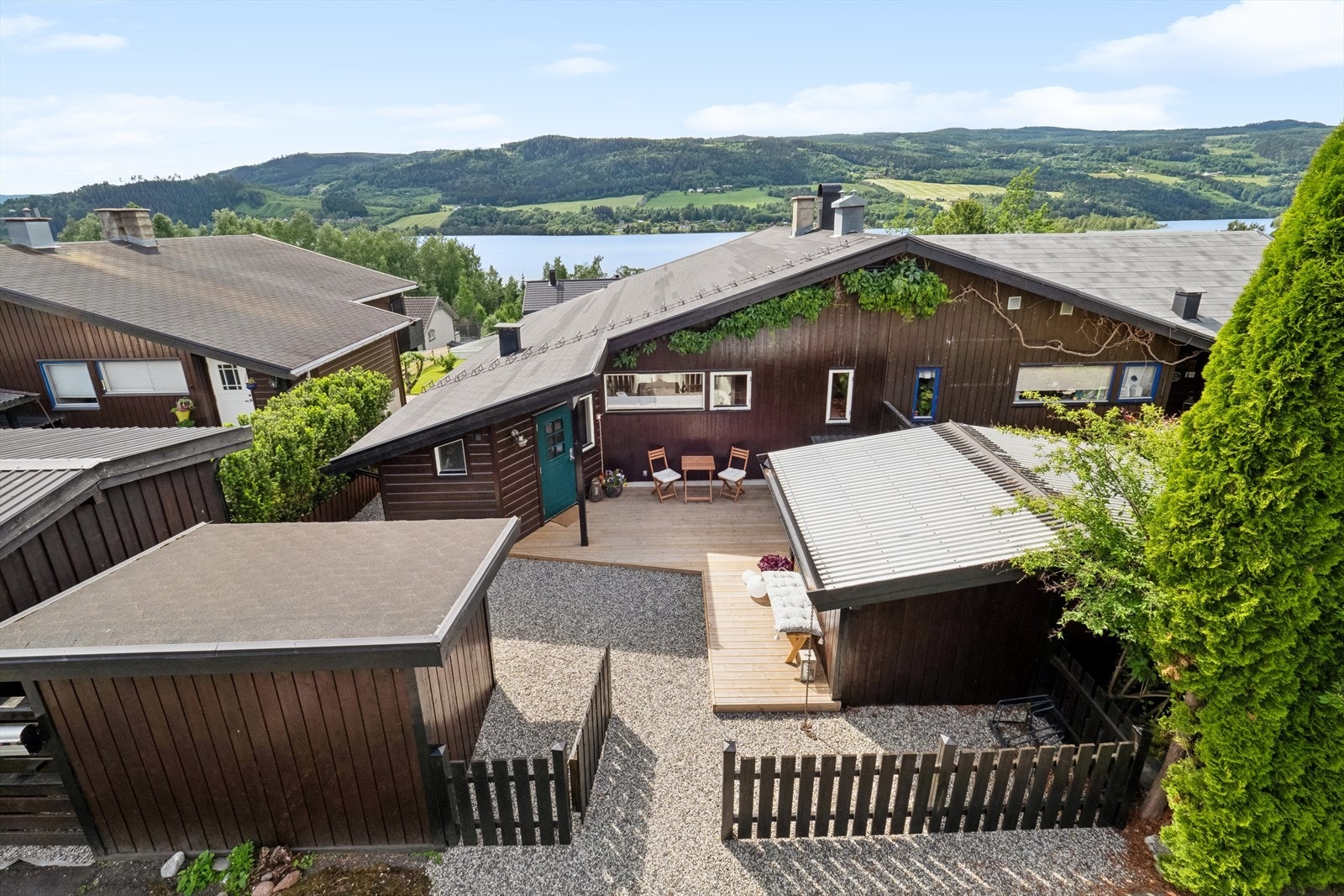 Boligen har en flott beliggenhet med meget god solgang og flott utsikt. Galleribilde