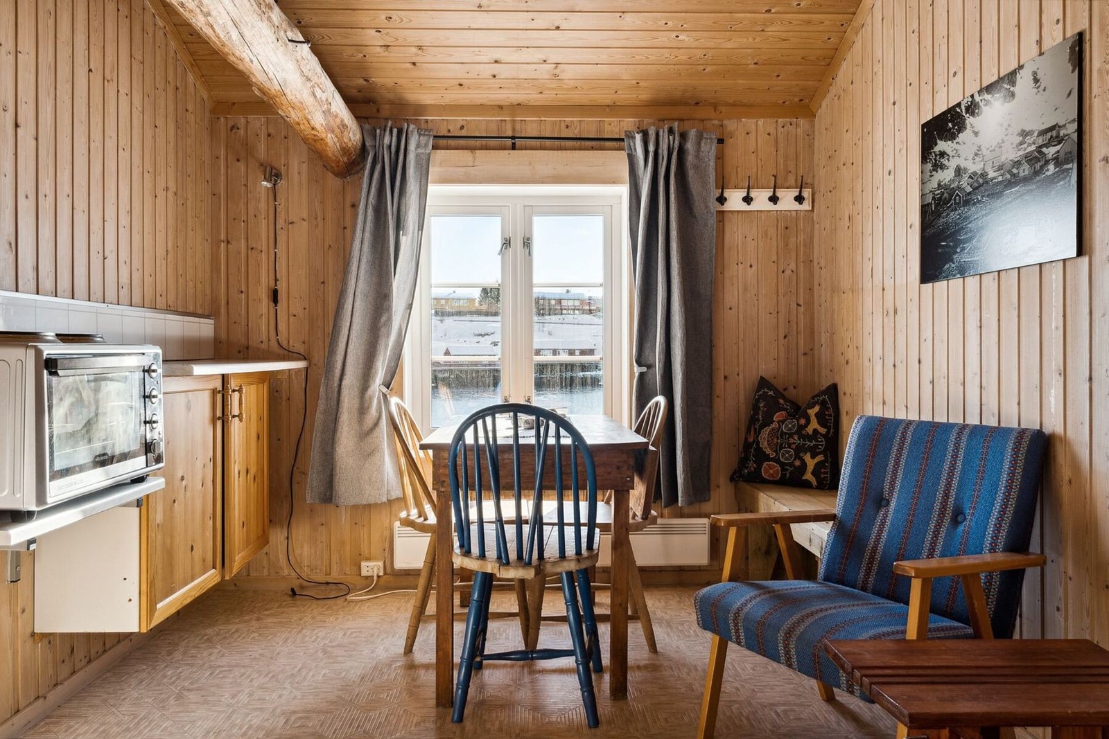 Vi går inn i den andre stuen/soverommet. Galleribilde