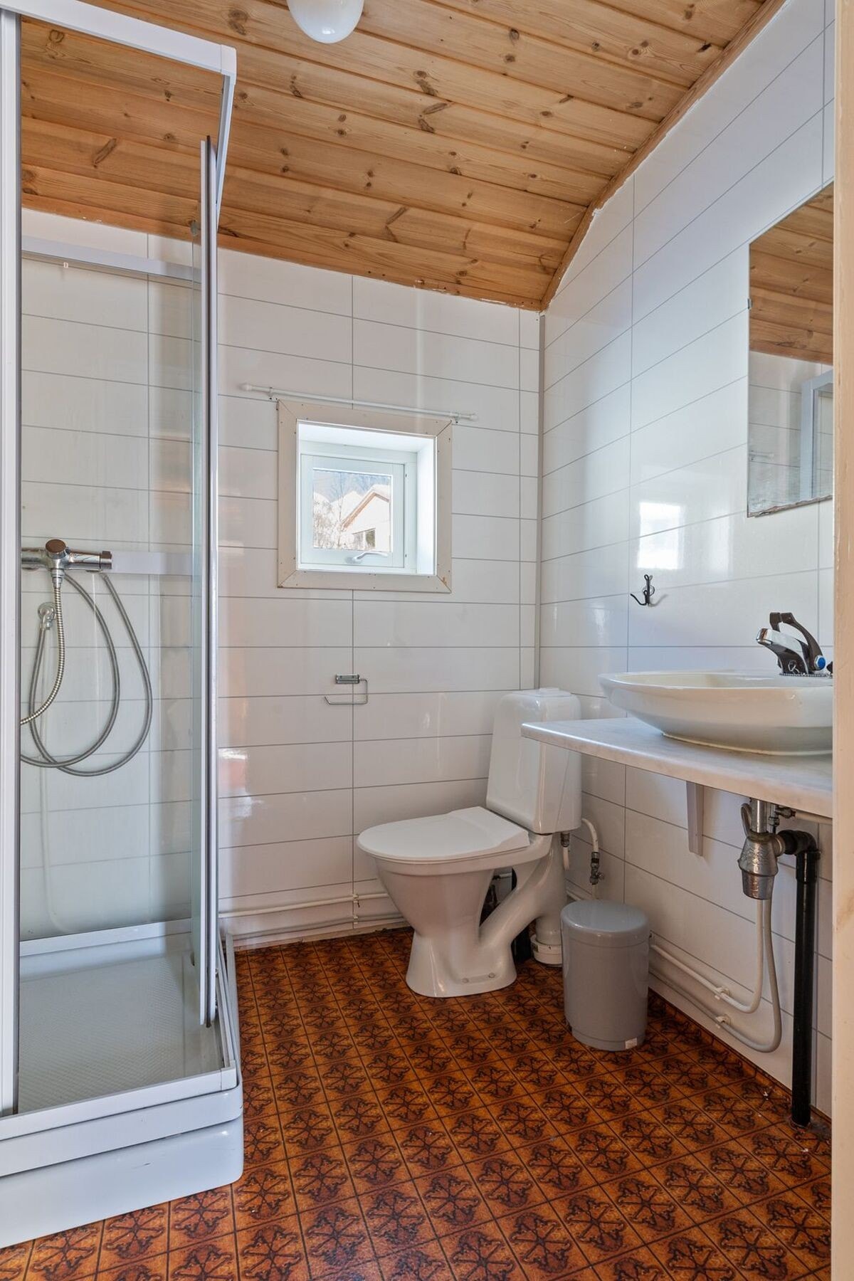 Badet ble pusset opp for 8 år siden hvor det ble skiftet noe plater på vegg, toalett, og dusjkabinett. Galleribilde