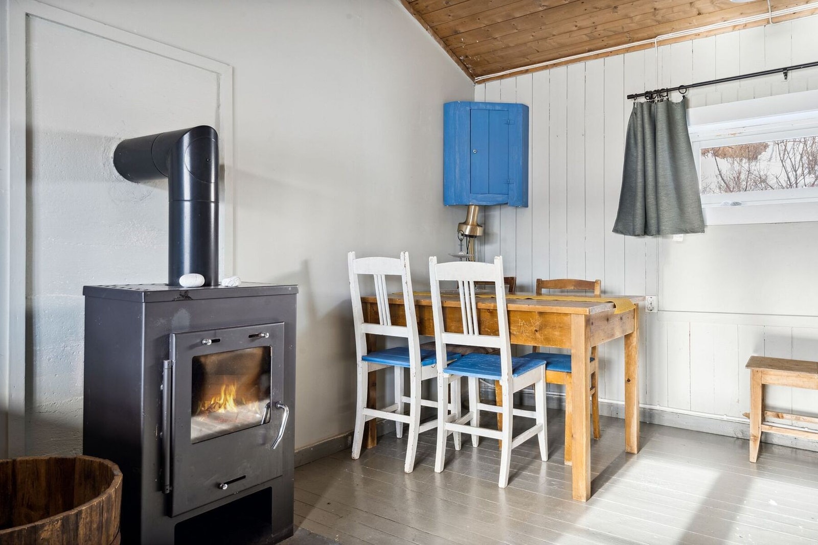 Spisegruppen er fint plassert i hjørnet. Galleribilde