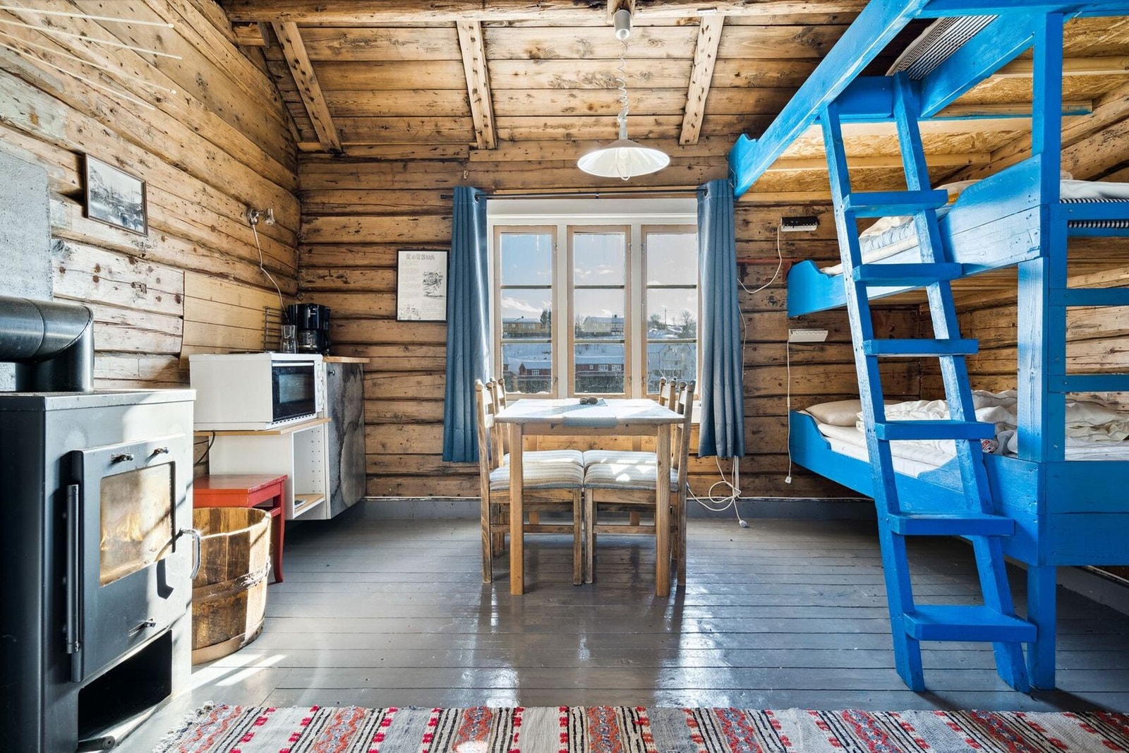 Det er vedfyring i rommet. Galleribilde