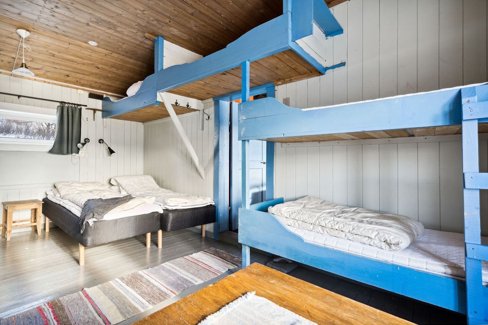 Vindu i begge ender gir rikelig med naturlig lys i rommet. Galleribilde