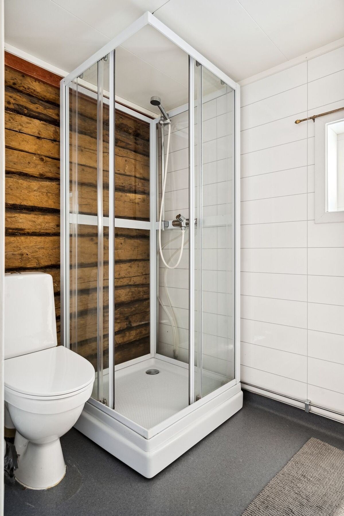 Badet har nyere belegg, våtromsplater, vask og dusjkabinett. Galleribilde