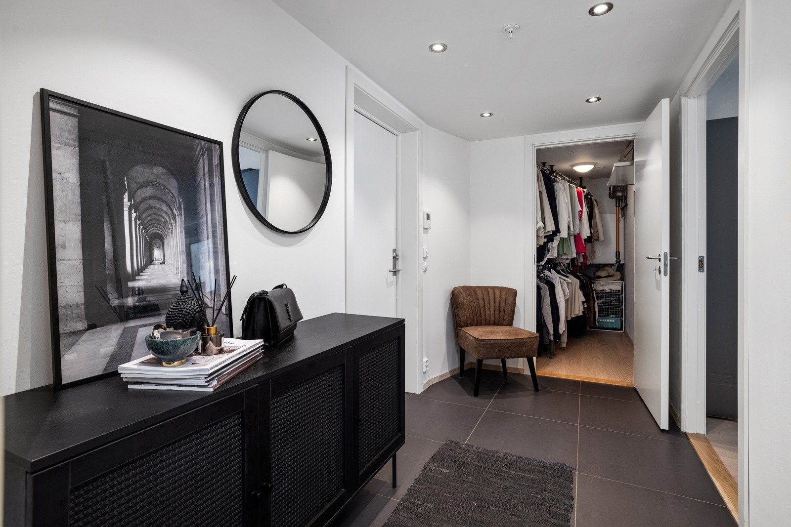 Tilhørende bod som i dag er benyttet som garderoberom. Galleribilde