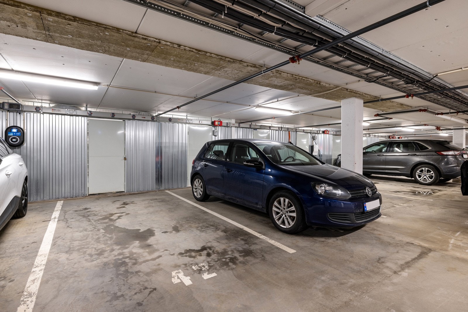 Fast garasjeplass med mulighet for installering av el-bil lader, samt fast bod. Galleribilde