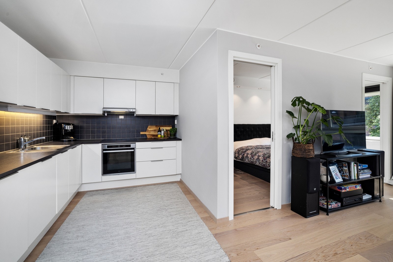 Kjøkkenet ligger i en åpen løsning og har innredning på to vegger i tidløs og moderne utførelse. Galleribilde