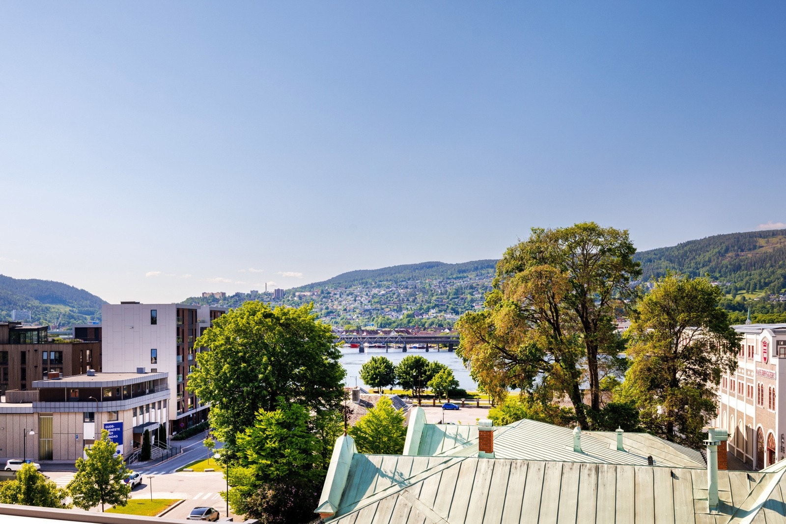 Panoramautsikt over byen og fjorden. Galleribilde
