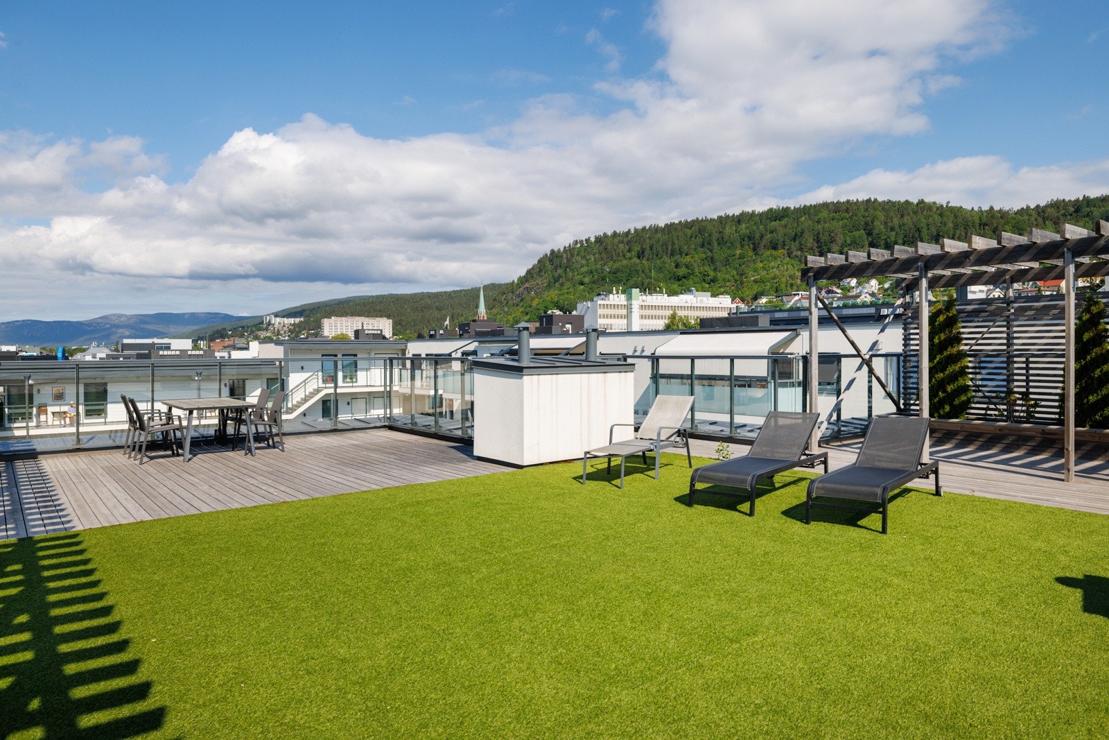 Takterrassen har pergola, solsenger og sittegrupper. Galleribilde