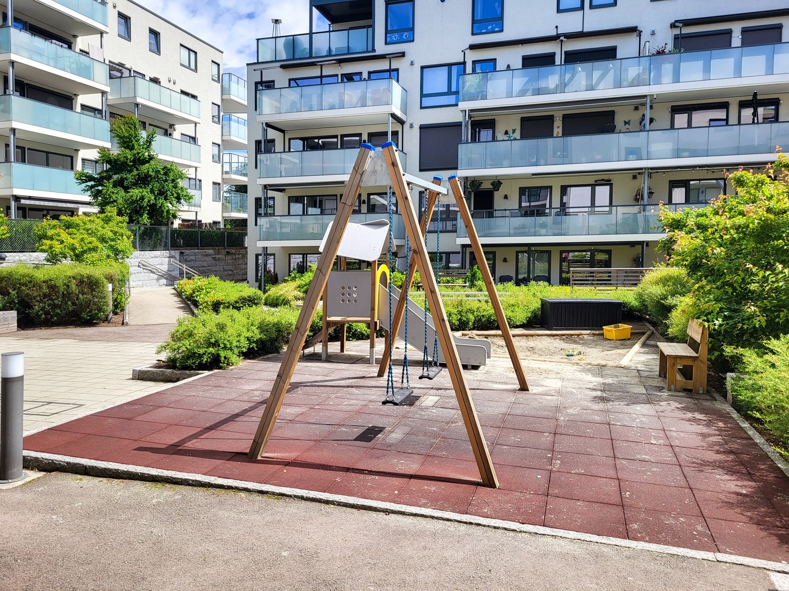 Fine fellesområder i atrium som kan benyttes av beboere i borettslaget Galleribilde