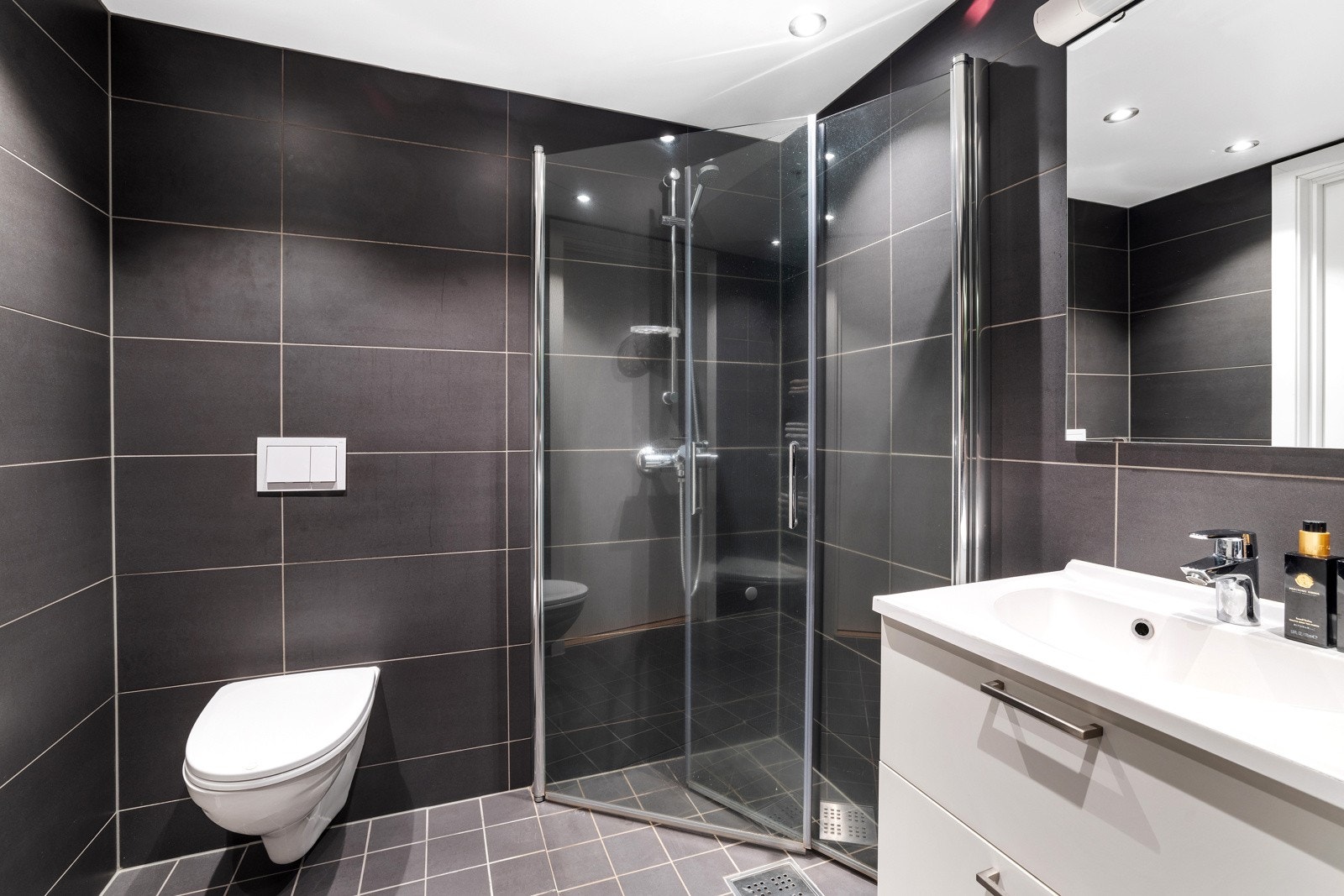 Dusjhjørne med innfellbare dører. Galleribilde