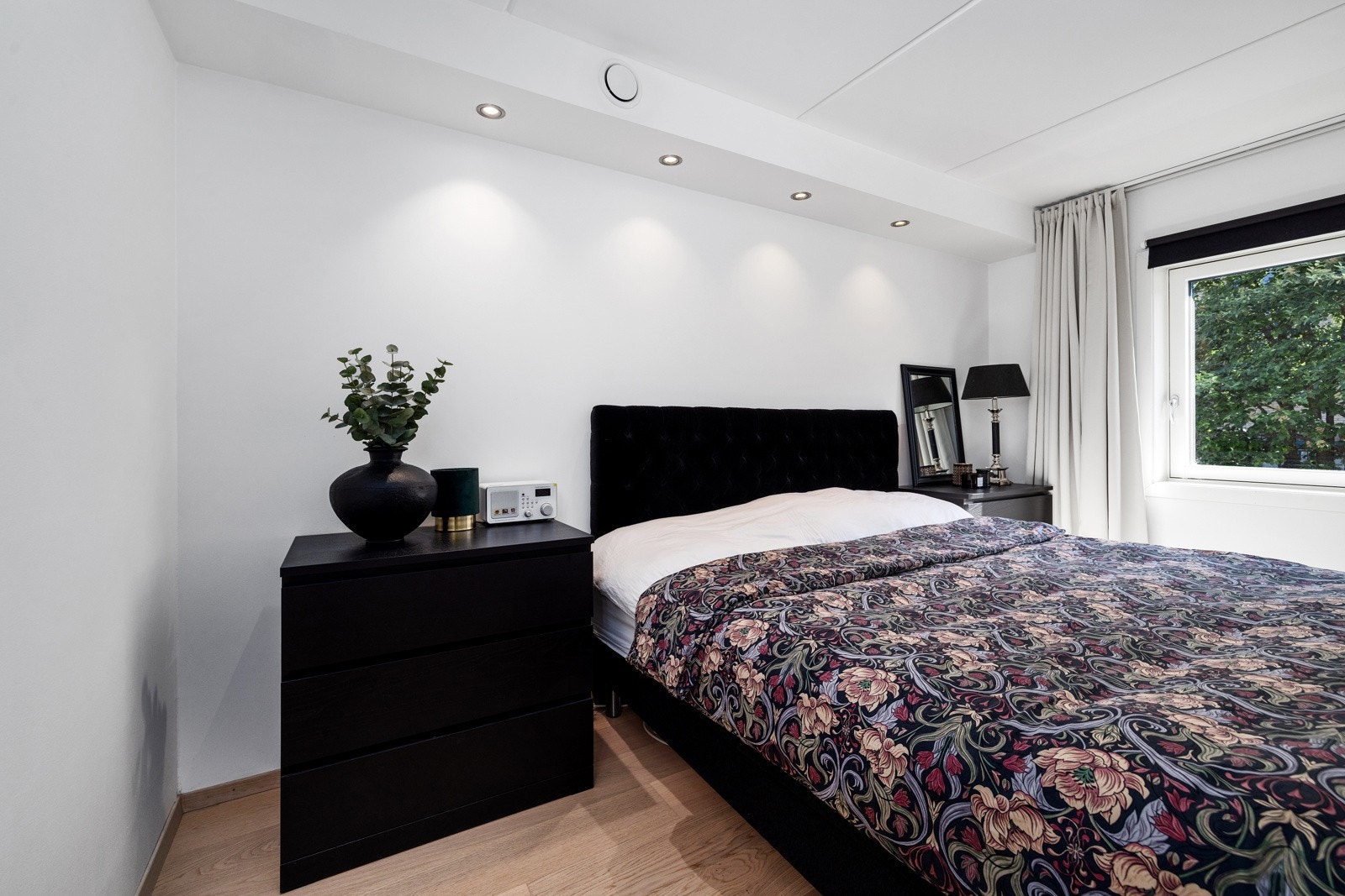 Soverom med downlights i kasser og vannbåren gulvvarme under parketten. Galleribilde