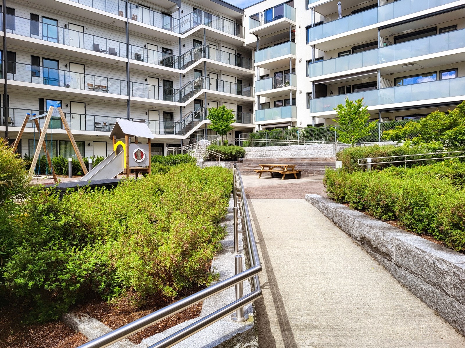 Fine fellesområder i atrium som kan benyttes av beboere i borettslaget Galleribilde