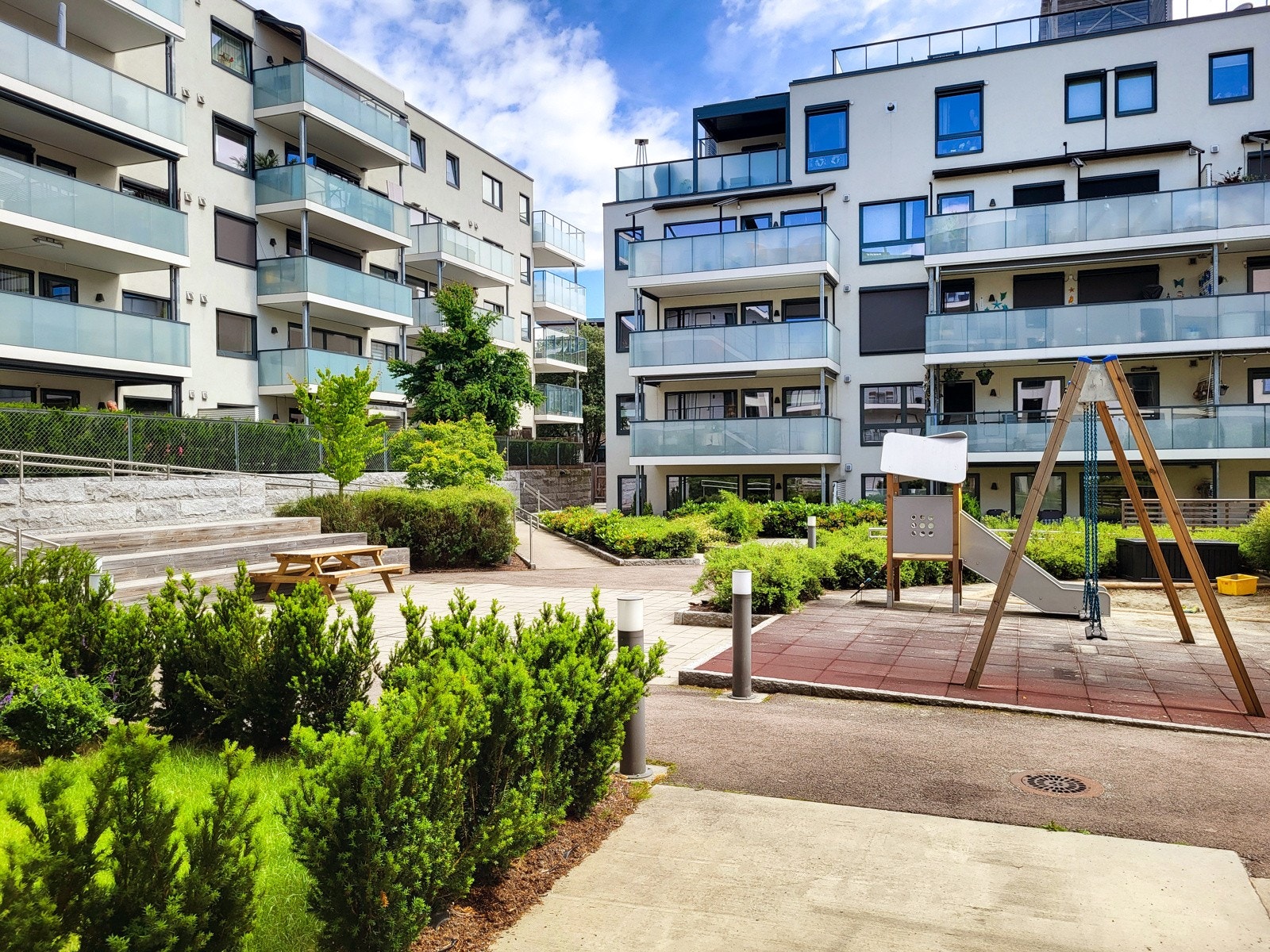 Fine fellesområder i atrium som kan benyttes av beboere i borettslaget Galleribilde